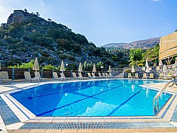 Malia's Ferienwohnungen "Tor zur Natur" - Pool mit Blick auf das Meer und in die Berge