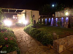 Abendstimmung im Garten in Malia's Ferienwohnungen Tor zur Natur
